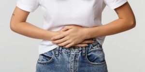 Ont i magen, uppblåst, svullen. Lågt elastase och matsmältning. Många IgG-reaktioner.